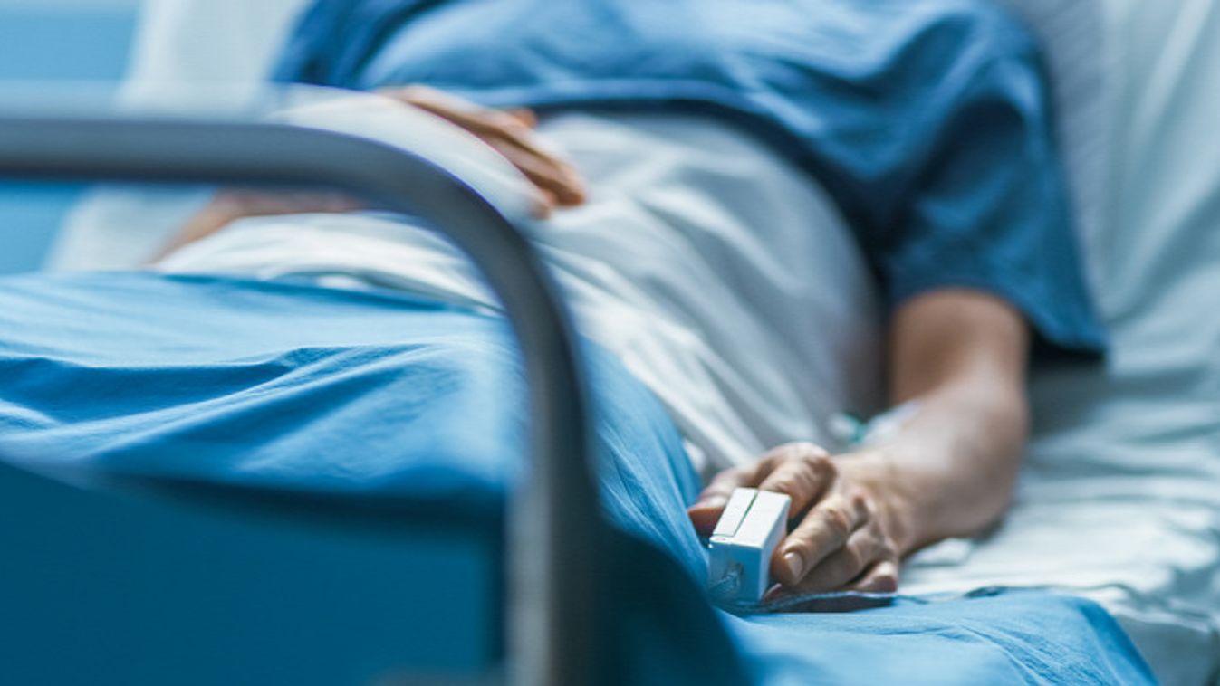 Elrontották a magyar szupermodell műtétjét – véres fotóval sokkolta a rajongókat