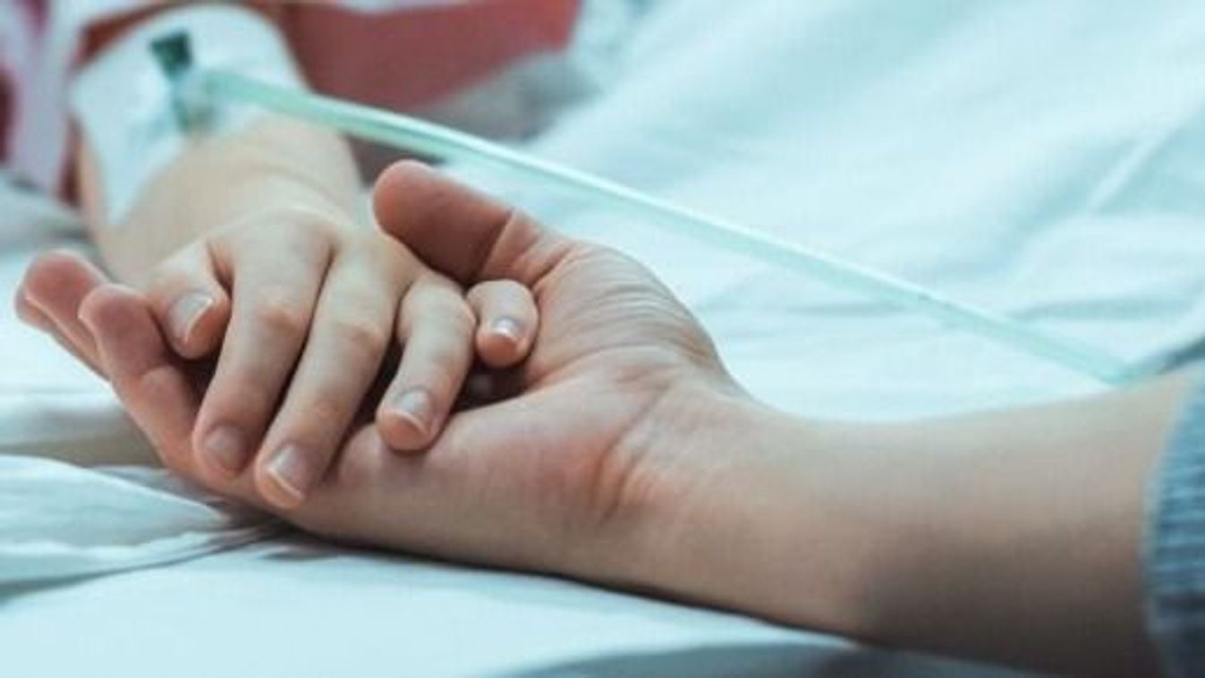 Agyműtéten esett át az áruházi parkolóban megsérült kisfiú – Üzent az anyuka