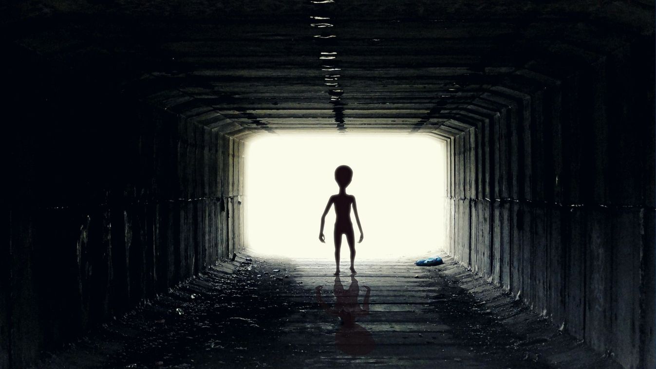 Döbbenetes felvétel: UFO-k tűntek el az éjszakai égbolton - Videó