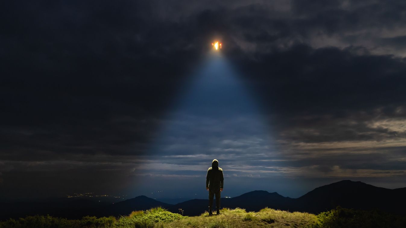 Többen is a szemtanúi lettek a különös jelenségnek: pulzáló UFO cikázott át az égbolton