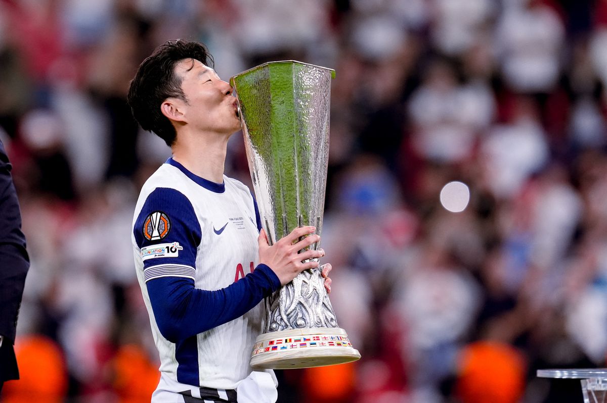 Szon Hung Min a Tottenham támadója az Európa-liga-trófeával