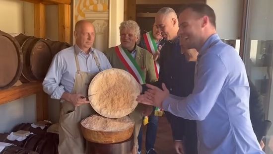 Rekord: 10 ezer napig érleltek egy parmezánsajtot Olaszországban