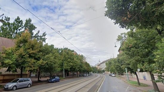 Elképesztő gázolás Szegeden: zokniban ugrott a villamos elé a zavart férfi